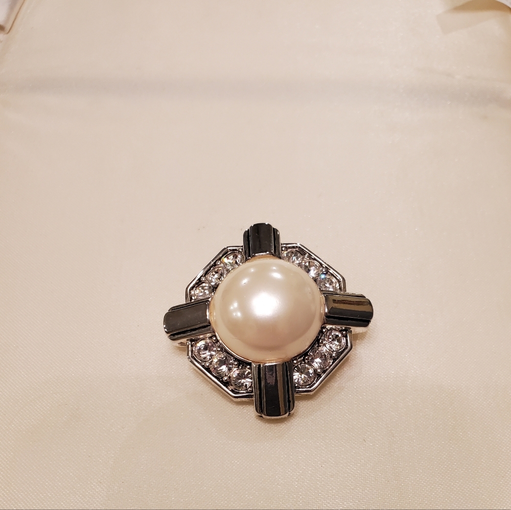 JACKIE KENNEDY,VINTAGE FM(FRANKLIN MINT)CHINA PEARL DESIGN AND RHINESTONE BROOCH